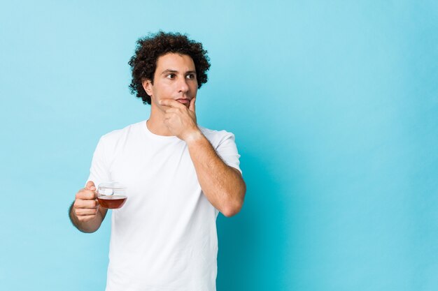 Retrato de un joven apuesto sosteniendo una taza de té