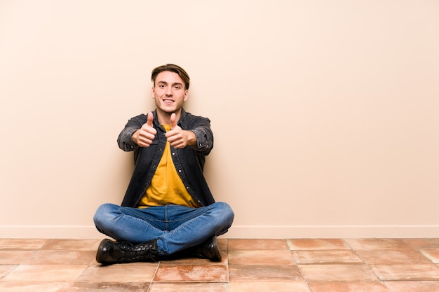 Foto retrato de un joven apuesto