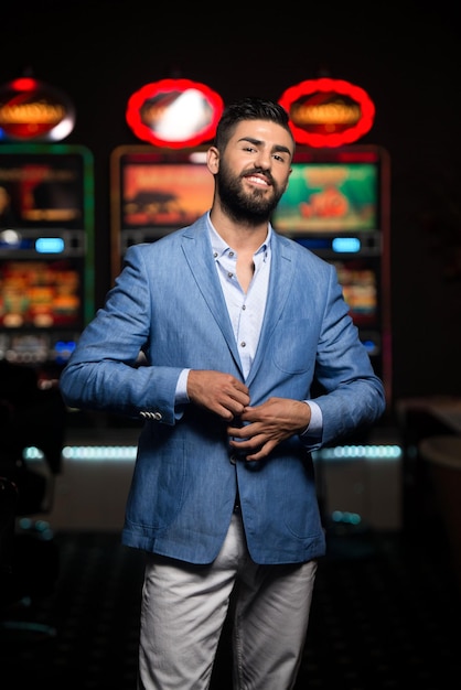 retrato, de, un, joven, árabe, hombre, en, casino