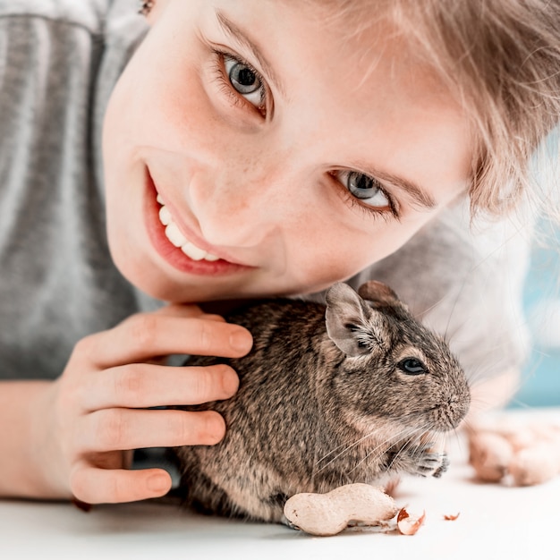 Retrato de joven con ardilla degu