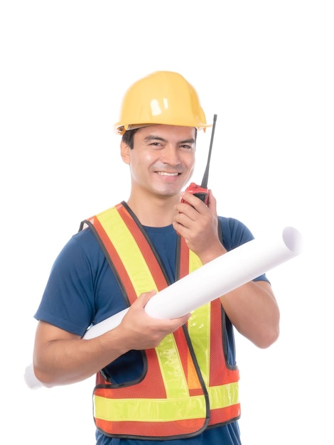 Retrato joven arquitecto hombre ingeniería con casco amarillo sosteniendo megáfono y tableta en la mano Él de pie con los brazos cruzados aislado sobre fondo blanco con espacio de copia