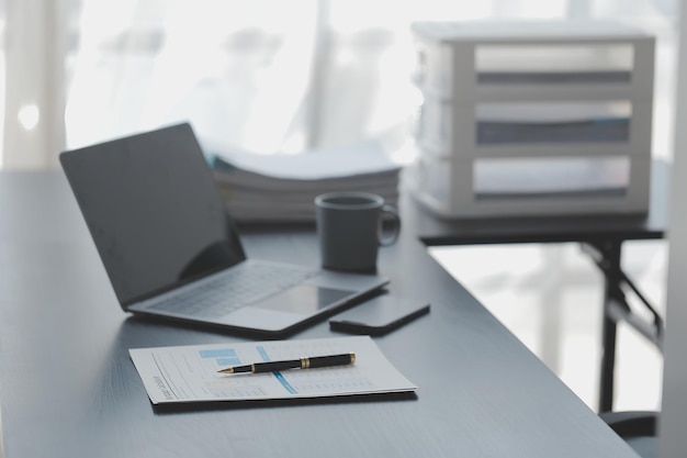 Foto retrato de una joven asiática independiente está trabajando en su trabajo en una tableta de computadora en una oficina moderna. haciendo un informe de análisis contable. datos de inversión inmobiliaria. concepto de sistemas financieros y fiscales.