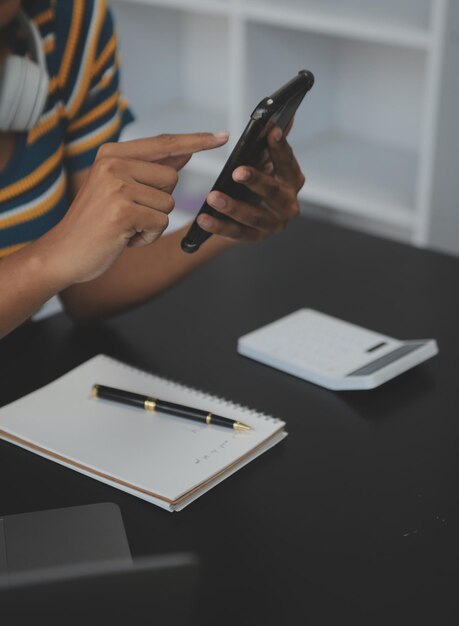 Retrato de una joven asiática que trabaja como freelancer en una tableta de computadora en una oficina moderna haciendo análisis de contabilidad, informes, datos de inversiones inmobiliarias, conceptos de sistemas financieros e fiscales.