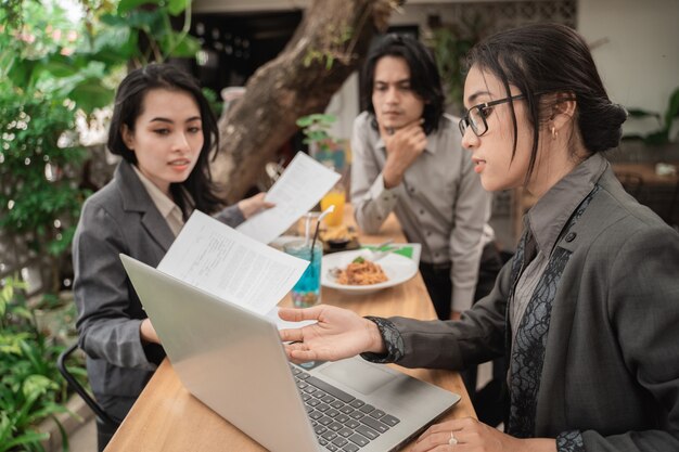 Retrato de joven asiática reunión del equipo de negocios en un café