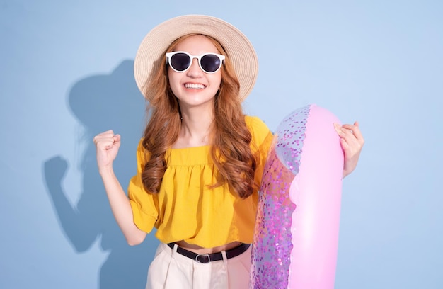 Retrato de joven asiática sobre fondo azul concepto de vacaciones de verano