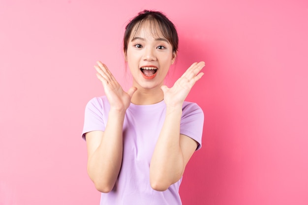 Retrato de joven asiática sobre fondo rosa