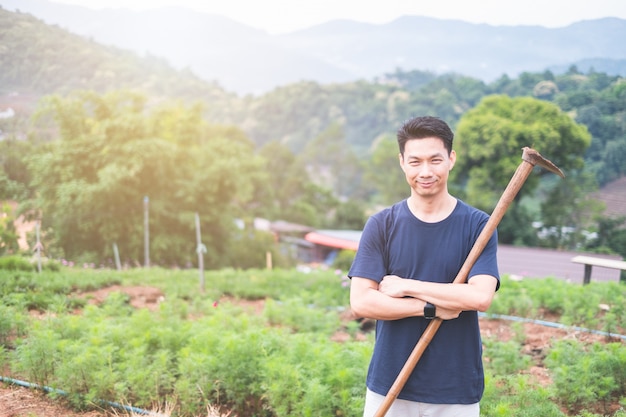 Foto retrato de joven asiática trabajando en jardín