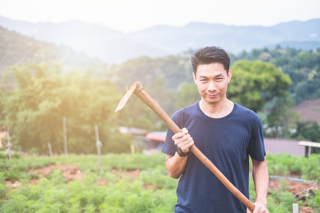 Retrato de joven asiática trabajando en jardín
