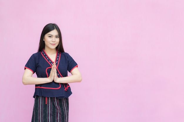 Foto retrato de joven asiática en traje tailandés tradicional rezando