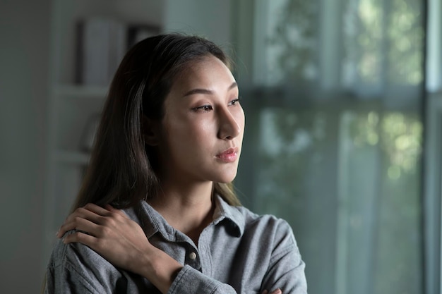 Retrato de una joven asiática triste y preocupada en el salón
