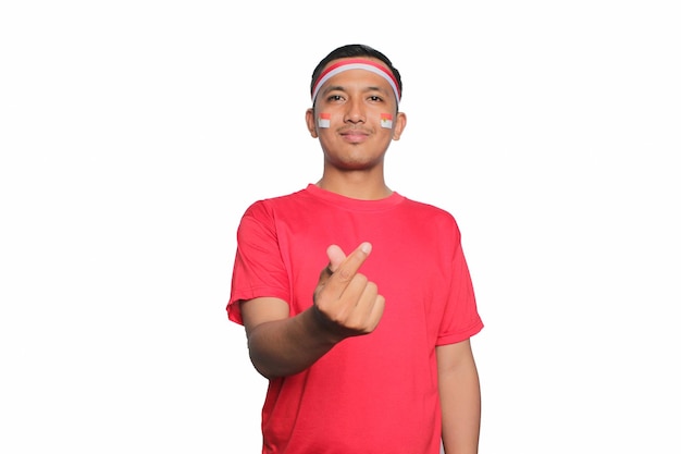 Retrato de un joven asiático con camiseta roja celebrando el día de la independencia de Indonesia