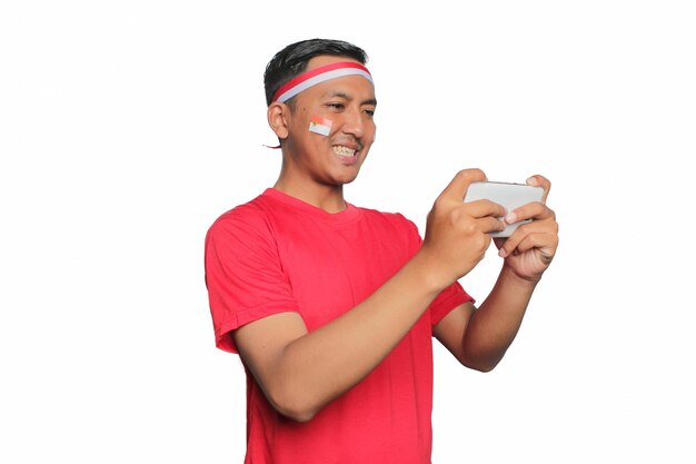 Retrato de un joven asiático con camiseta roja celebrando el día de la independencia de Indonesia