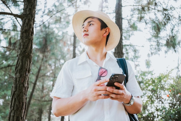 retrato, de, joven, asiático, hombre, viajar