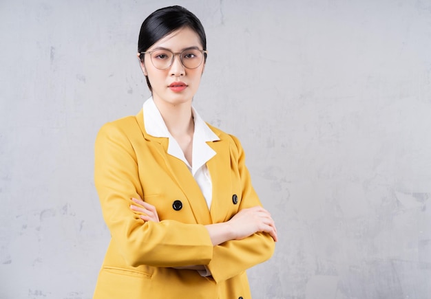 retrato, de, joven, asiático, mujer de negocios, en, plano de fondo