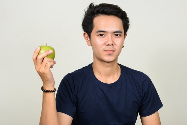 Retrato, de, joven, asiático, tenencia, manzana