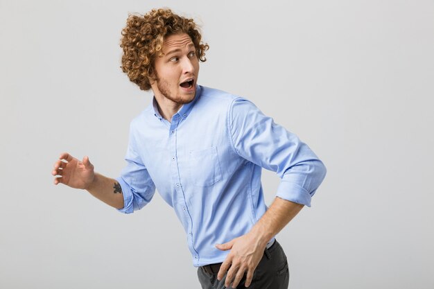 Retrato de un joven asustado con pelo rizado