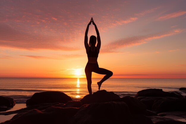 Un retrato de un joven atleta practicando yoga en una playa al amanecer con una iluminación de ensueño y un b