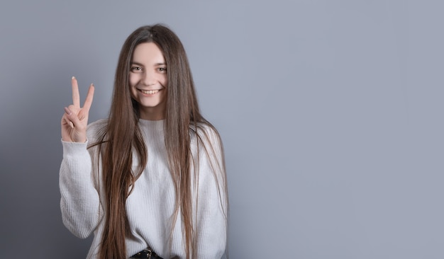 Retrato de una joven atractiva con cabello largo oscuro