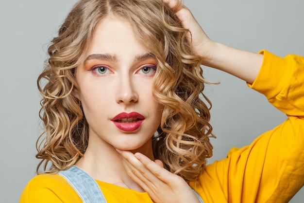 Retrato de una joven atractiva con el cabello rizado