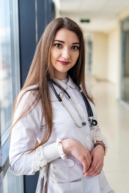 Retrato de una joven y atractiva enfermera sonriente en uniforme
