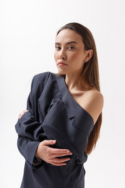 Retrato de joven atractiva mujer asiática flaca en traje azul