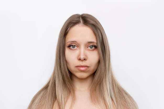 Retrato de una joven y atractiva mujer rubia caucásica con el pelo largo aislado en un fondo blanco