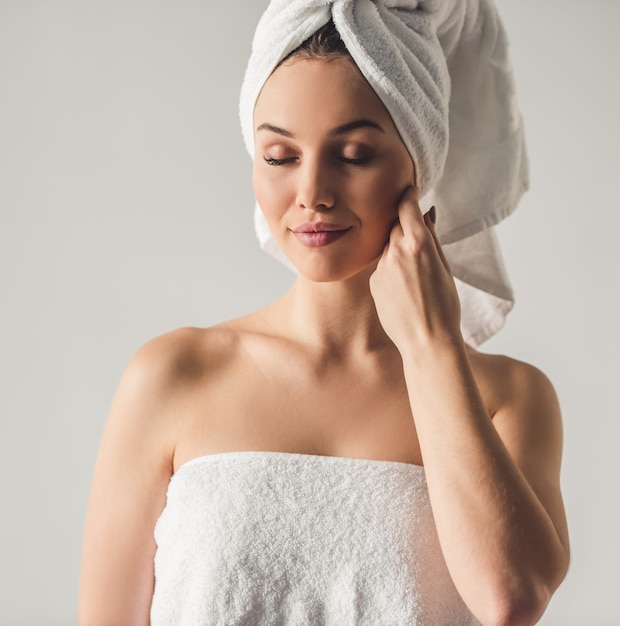 Retrato de joven atractiva con una toalla de baño