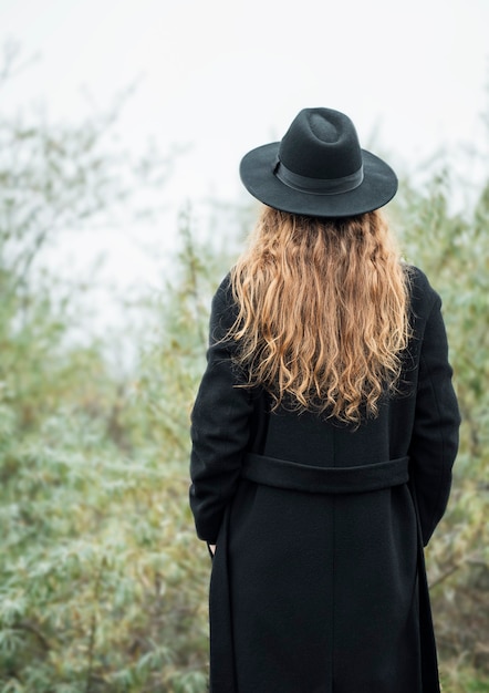 Retrato, de, joven, atractivo, mujer, en, abrigo negro, y, sombrero