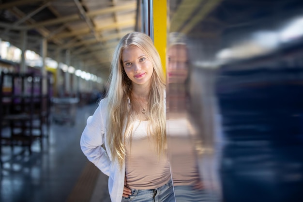 retrato, de, joven, atractivo, mujer