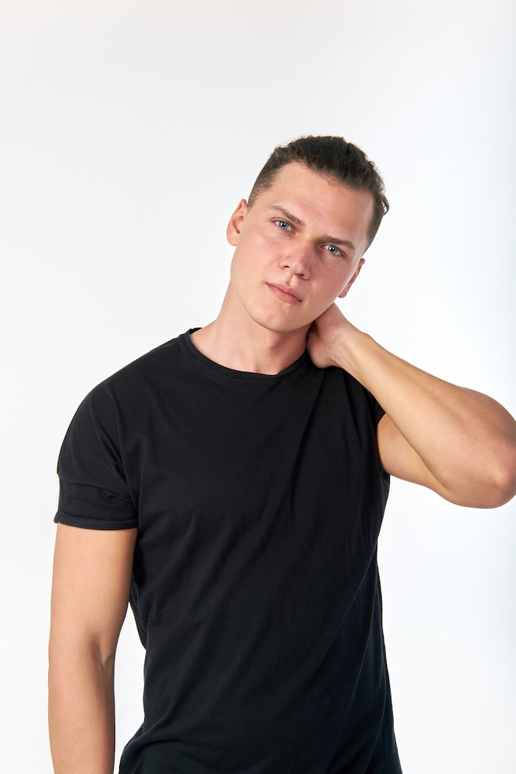 Retrato de joven atractivo vistiendo una camiseta de manga corta de algodón negro
