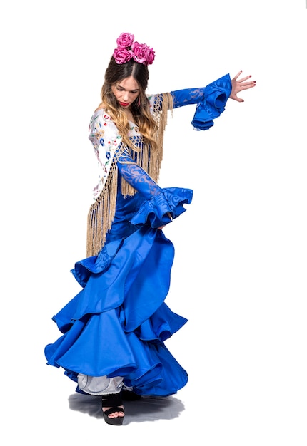 Retrato de joven bailarín de flamenco en un hermoso vestido con fondo blanco aislado