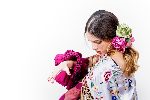 Retrato de joven bailarín de flamenco en un hermoso vestido con fondo blanco aislado