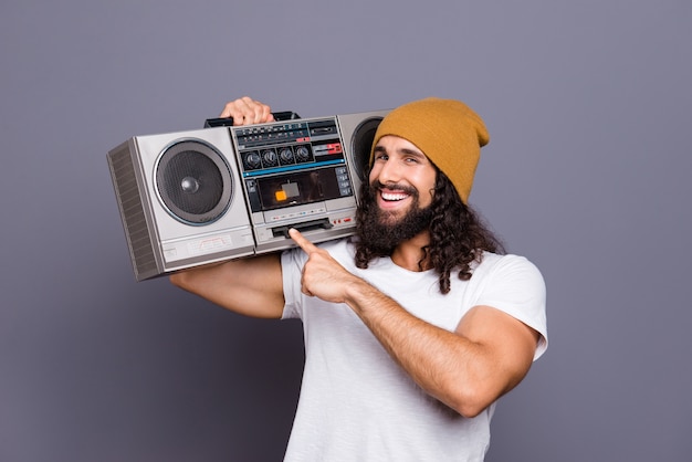 retrato, joven, con, barba, y, pelo largo