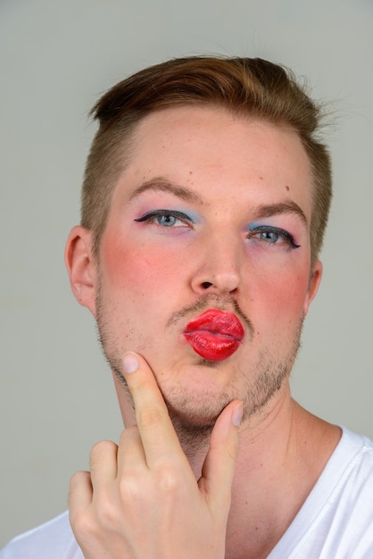 Foto retrato, de, joven, con, barba, rastrojo, llevando, maquillaje