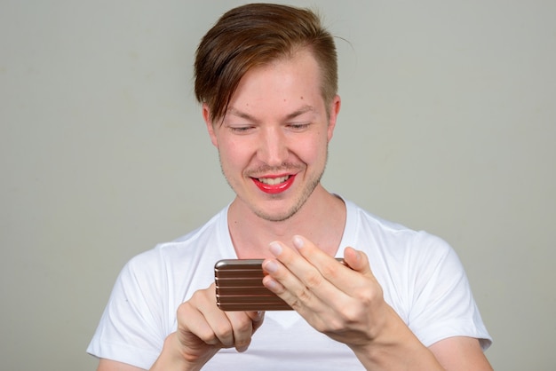 Retrato, de, joven, con, barba, rastrojo, llevando, maquillaje