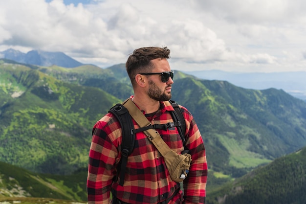 Retrato de un joven con barba, un viajero en las montañas Tatra en el parque nacional polaco