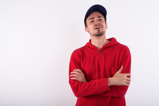 Retrato de joven barbudo contra el fondo blanco.