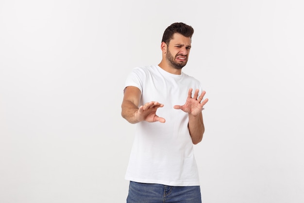 Retrato de joven barbudo estresado decepcionado en camisa sobre