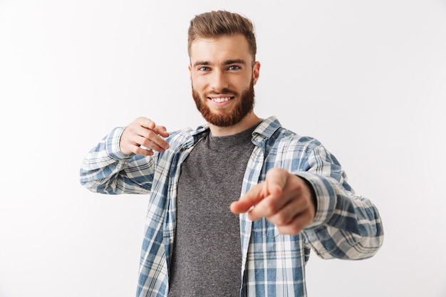 Retrato de un joven barbudo feliz de pie