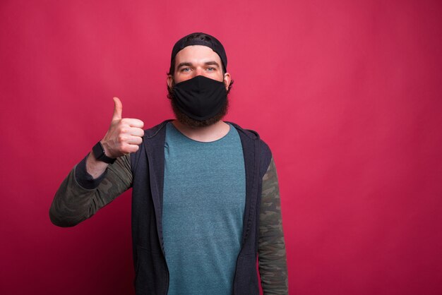 Retrato de un joven barbudo con máscara protectora