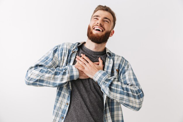 Retrato de un joven barbudo riendo de pie