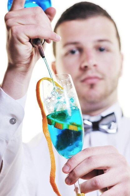 Foto retrato de joven barman aislado sobre fondo blanco con bebida de cóctel de alcohol