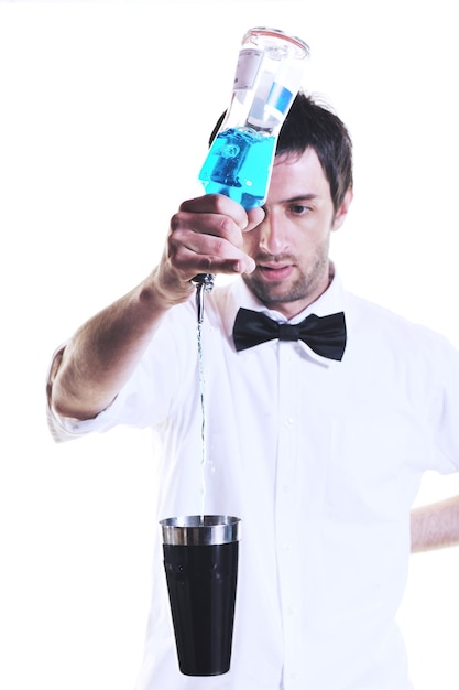 Retrato de joven barman aislado sobre fondo blanco con bebida de cóctel de alcohol