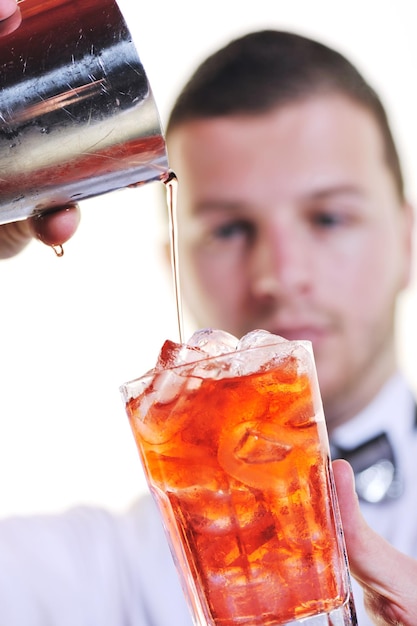 Foto retrato de joven barman aislado sobre fondo blanco con bebida de cóctel de alcohol