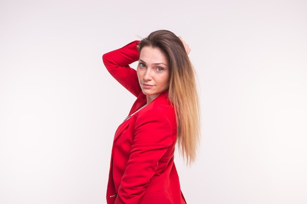 Retrato de joven bella dama en chaqueta roja