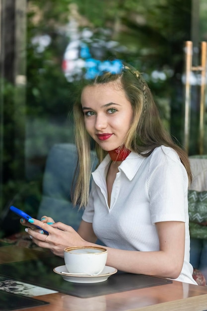 Retrato de joven bella dama en el restaurante