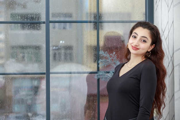 Retrato de joven bella dama sonriendo a la cámara Foto de alta calidad