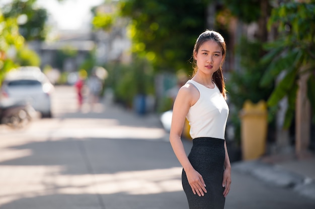 Retrato de joven bella empresaria asiática en las calles al aire libre