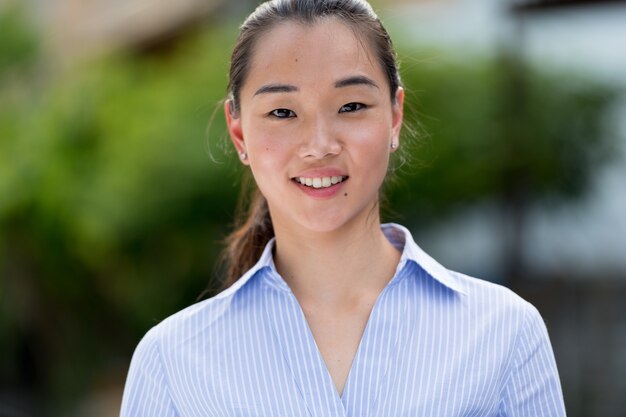 Retrato de joven bella empresaria asiática en las calles al aire libre
