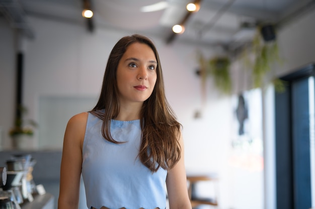 Retrato de joven bella empresaria multiétnica en la cafetería.